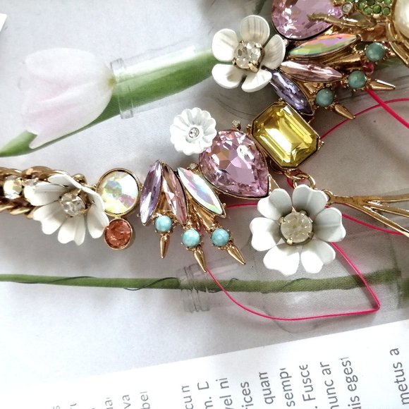 BETSEY JOHN Buzz Off Lucite Frontal Necklace - Picture 9 of 12